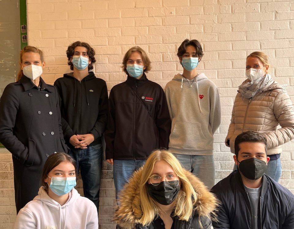 Schüler stehen vor einer Wand