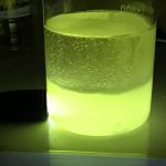 Grün Leuchtende Flüssigkeit in einem Glas