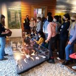 Mehrere Schüler stehen um eine Vitrine in einem Museum