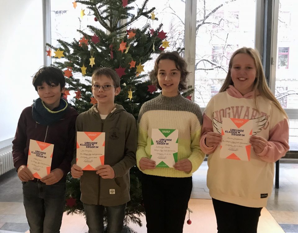 Kinder Posen mit Urkunden des Vorlesewettbewerbs