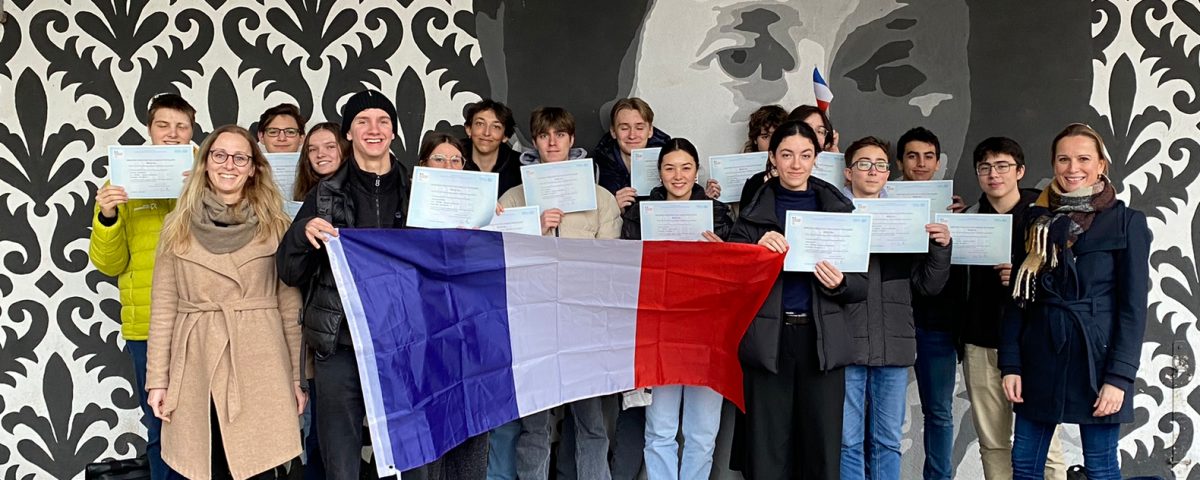 eine Französischklasse Steht vor einem Kunstwerk Königin-Olgas