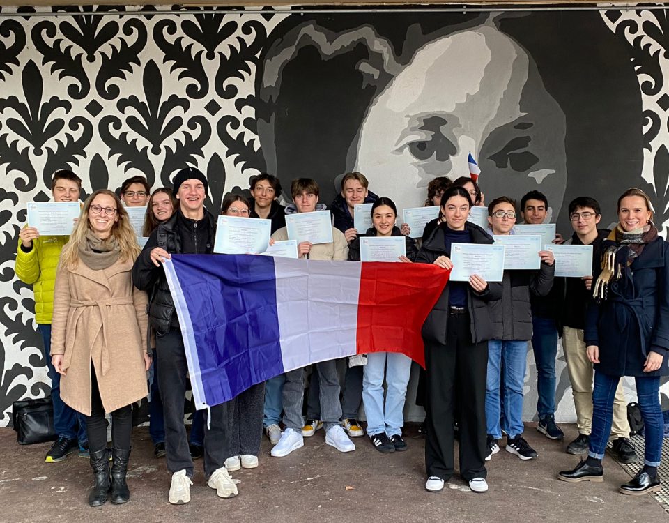 eine Französischklasse Steht vor einem Kunstwerk Königin-Olgas