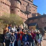 mehrere Schüler stehen vor einer Burg