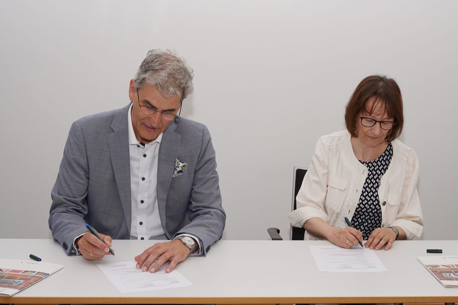 Schulleiter René Wollnitz und die Direktorin des Stadtarchivs Dr. Katharina Ernst unterzeichnen die Bildungspartnerschaft