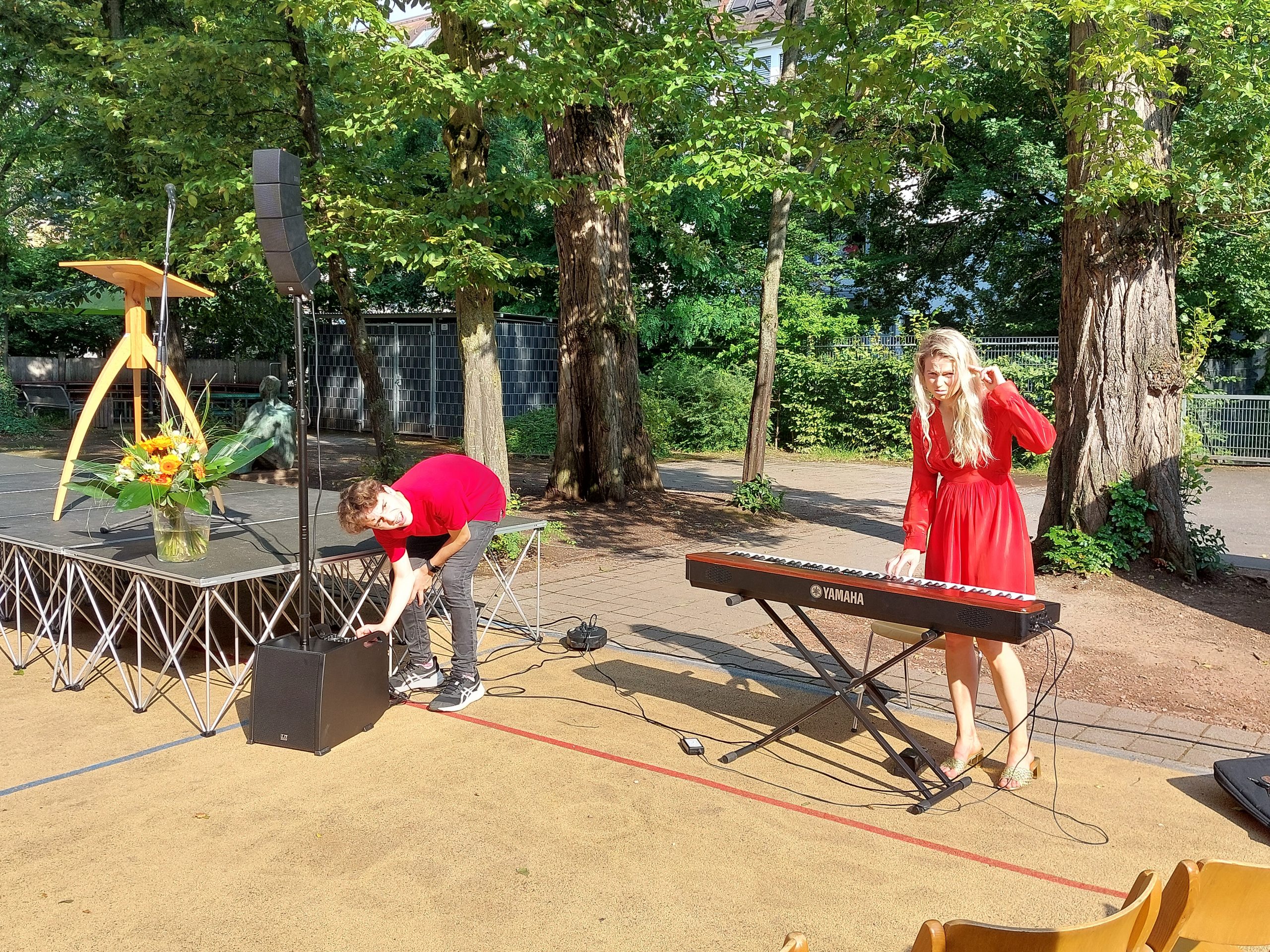 Ein Schüler und eine Lehrerin bauen die Konzerttechnik auf