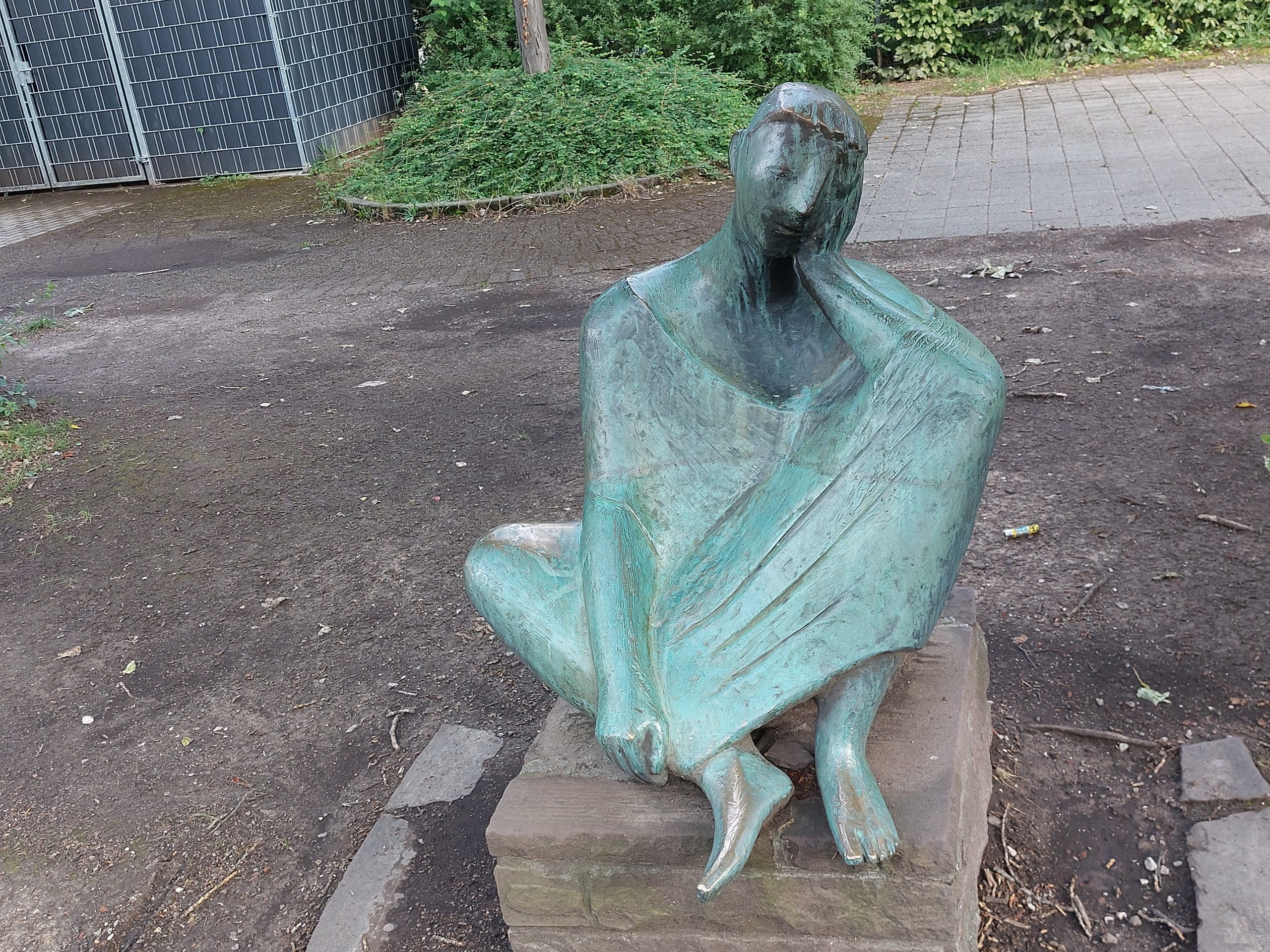 Statue auf dem Schulhof des KOSt