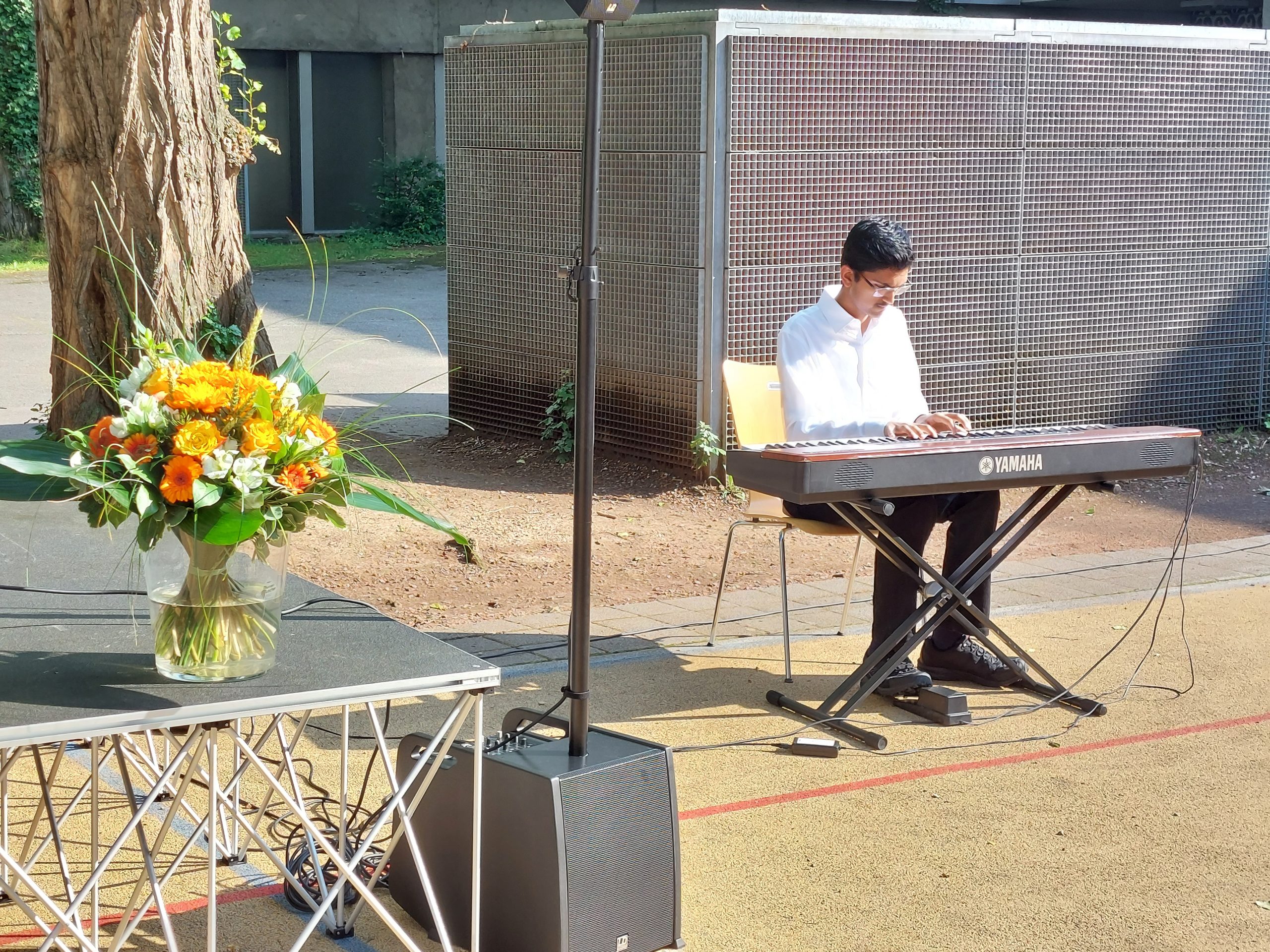 Schüler welcher wärend Abi ausgabe etwas auf E-Piano spielt