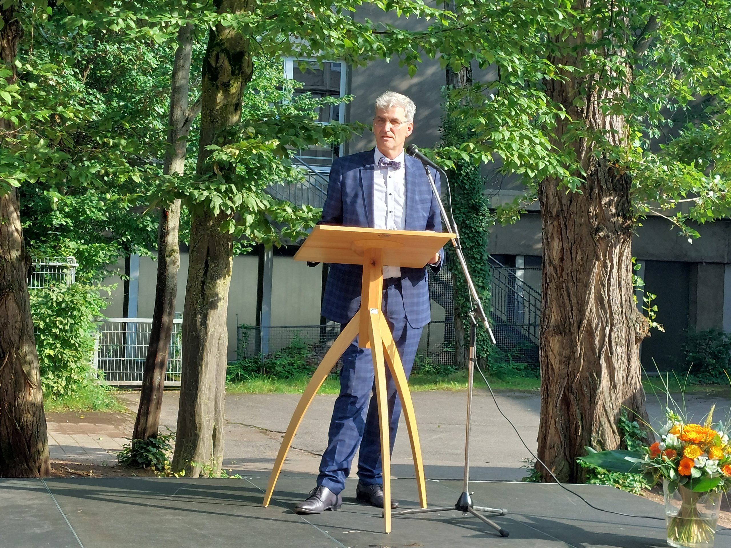 Herr Wollnitz hält eine Rede auf einem Podium