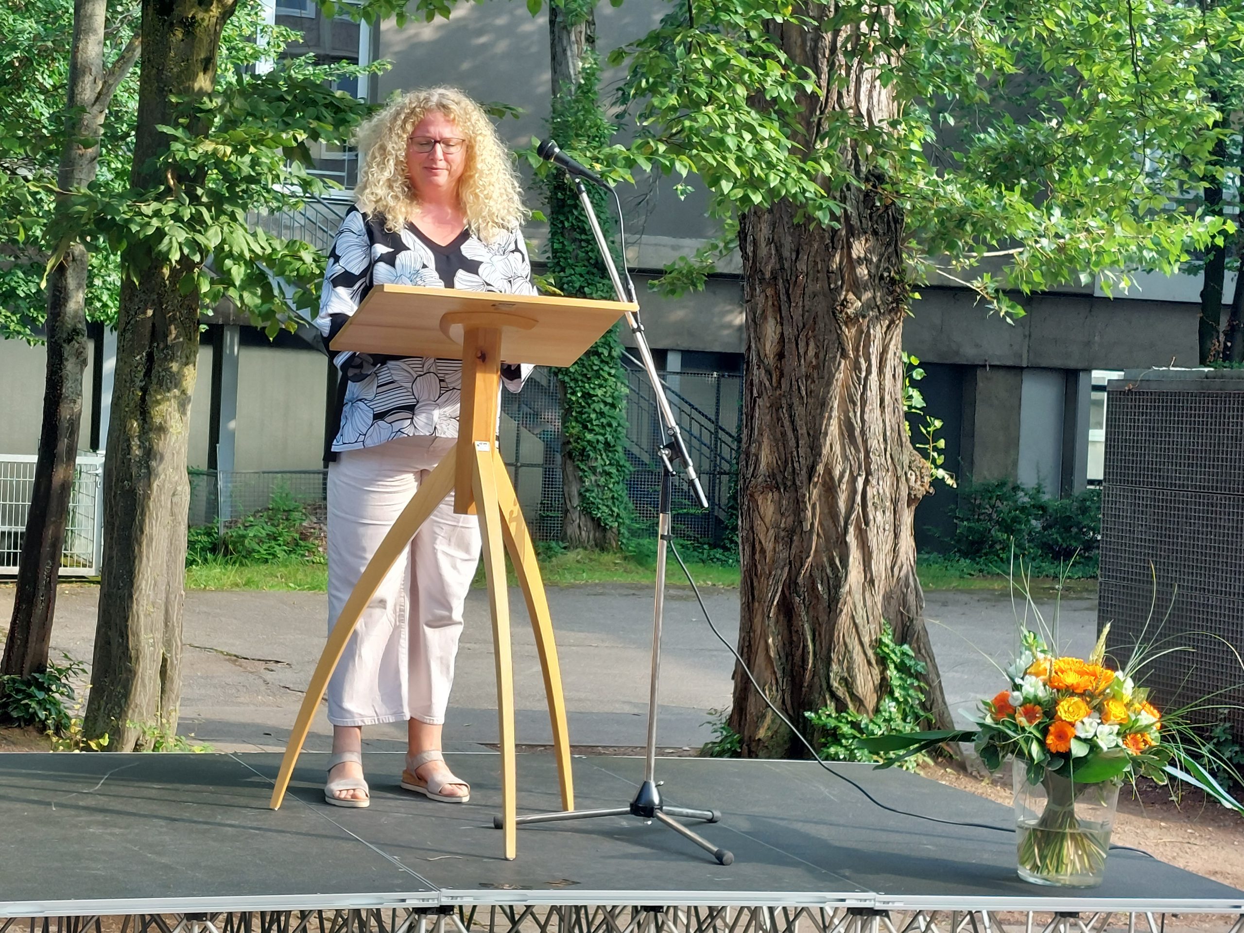 Person hält Rede auf dem Podium