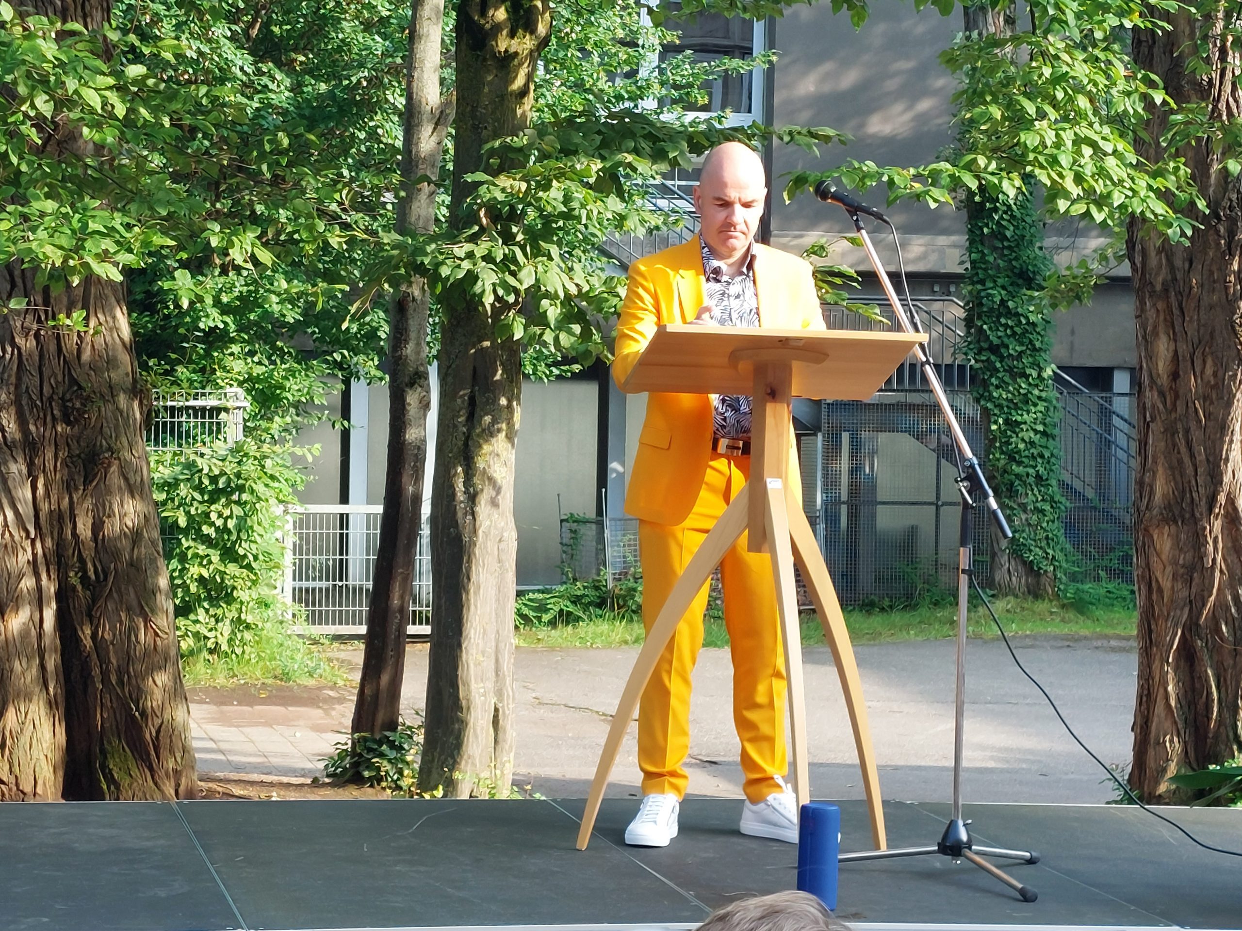 Person hält Rede auf dem Podium