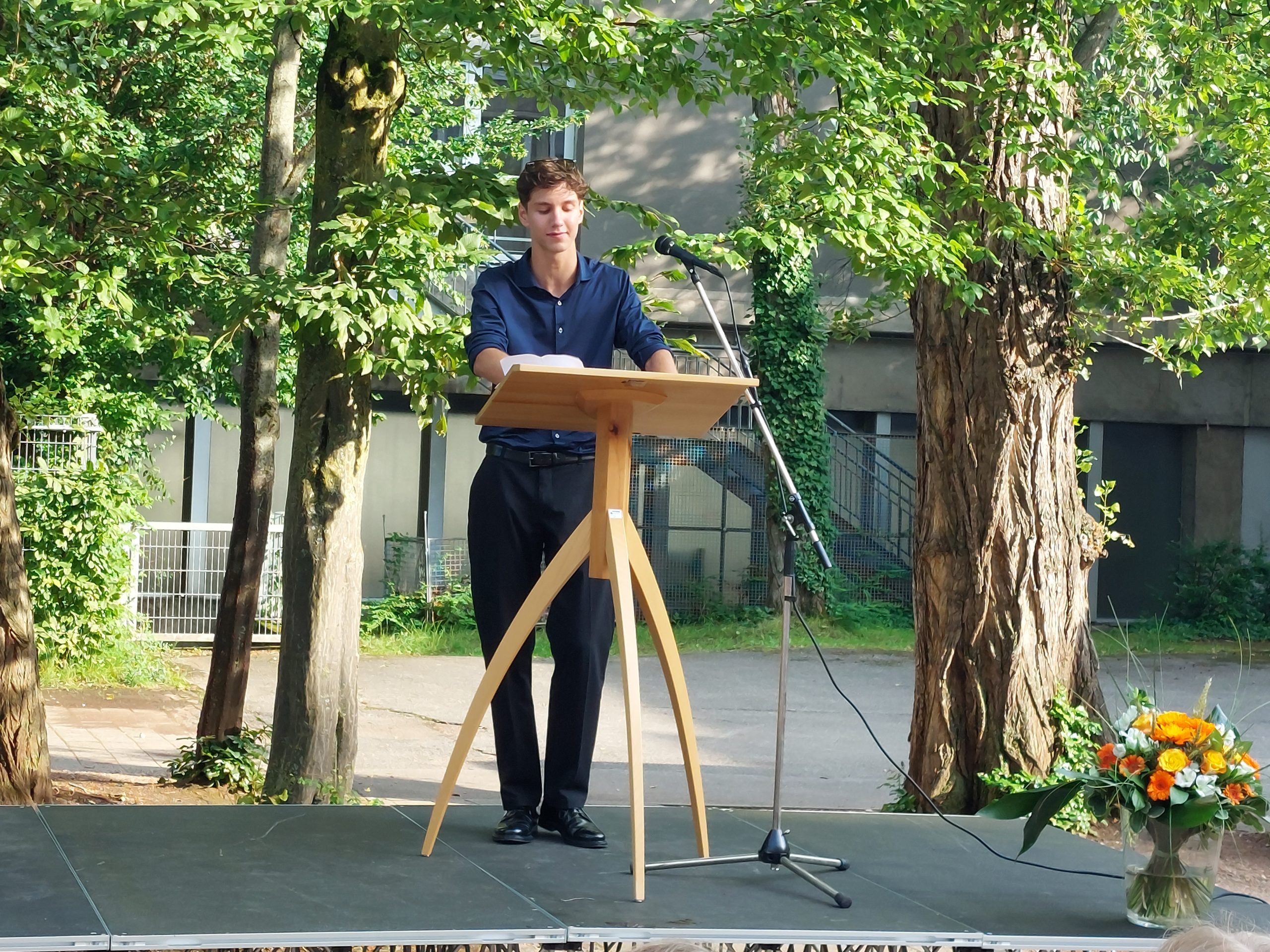 Schüler hält eine Rede auf dem Podium