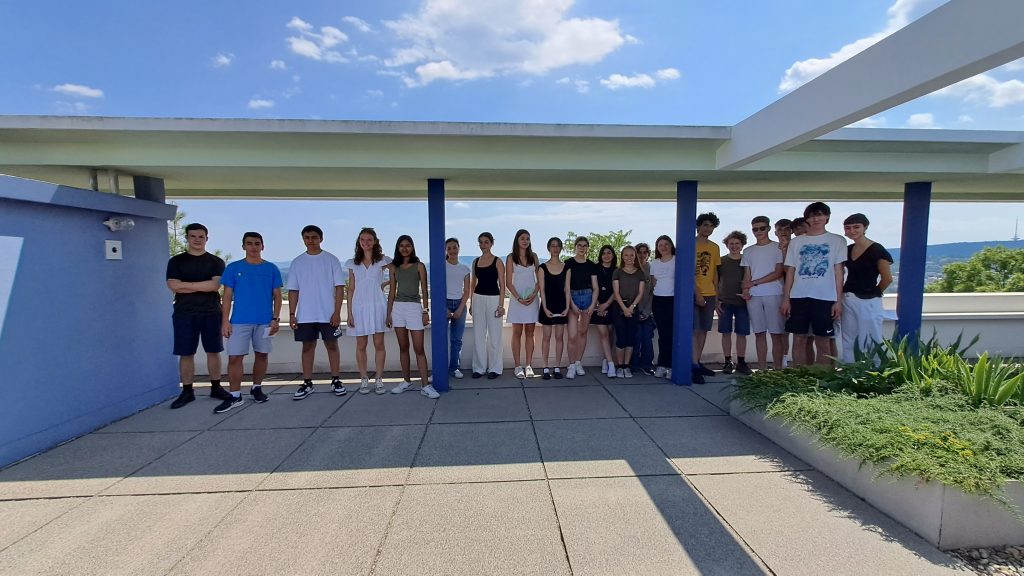 Bild Schüler auf einer Dachterrasse