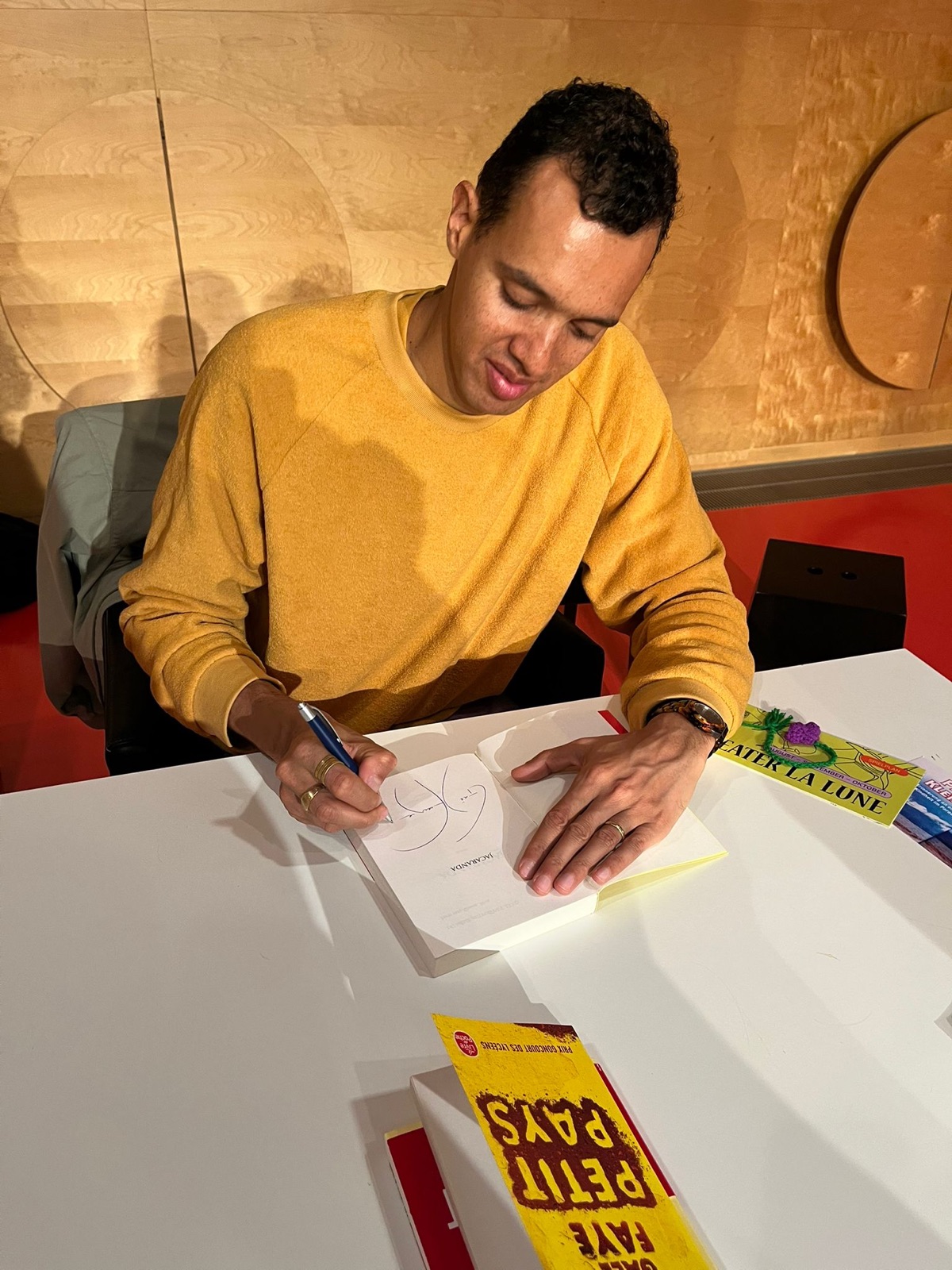 Person Signiert ein buch