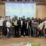 Mehrere Personen posieren für ein Gruppenbild