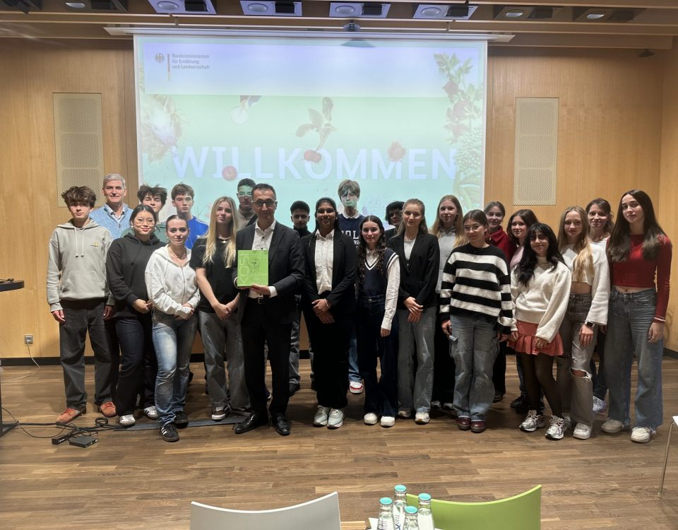 Mehrere Personen posieren für ein Gruppenbild