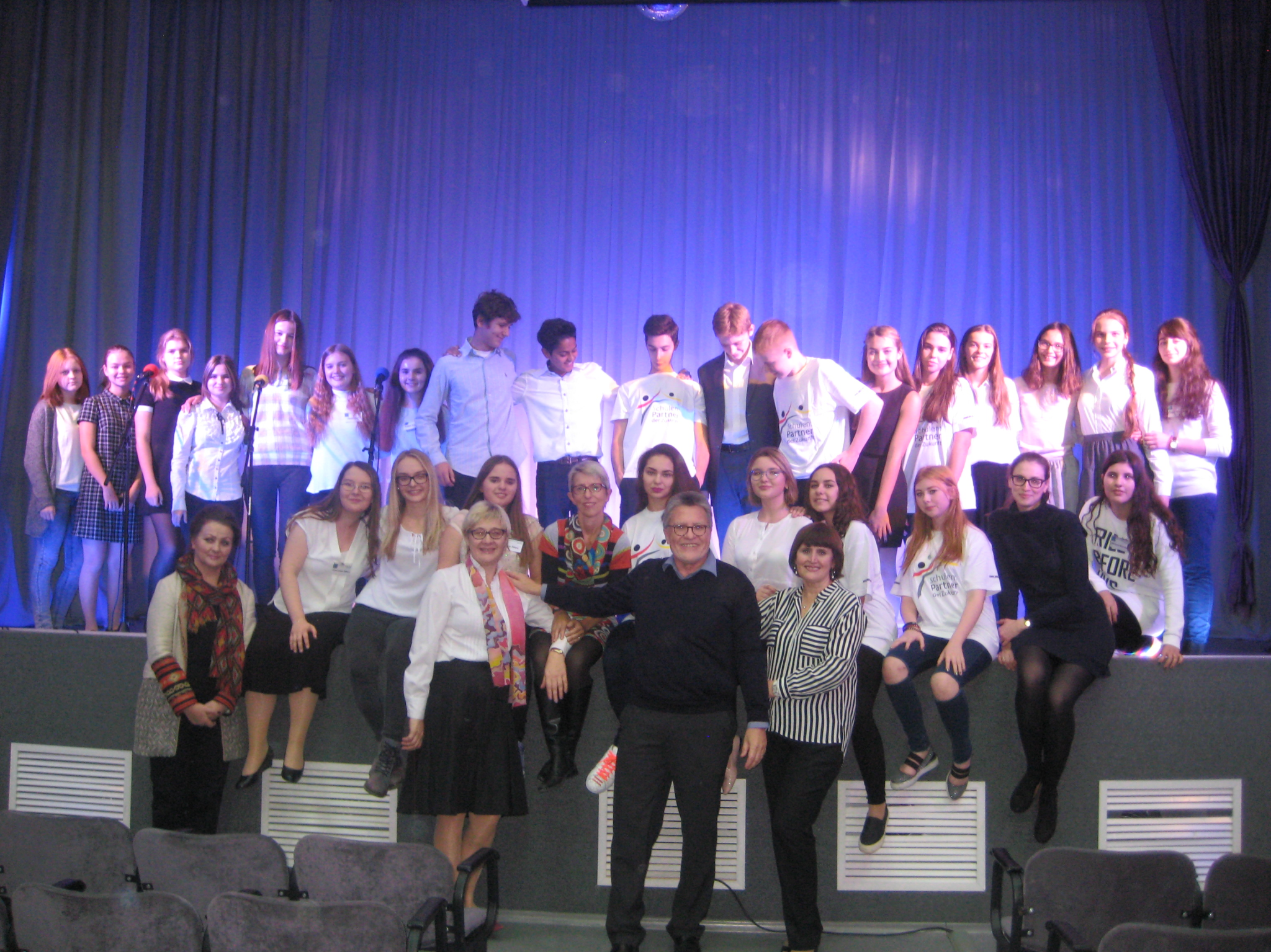 Eine Gruppe von Menschen die für ein Bild posieren