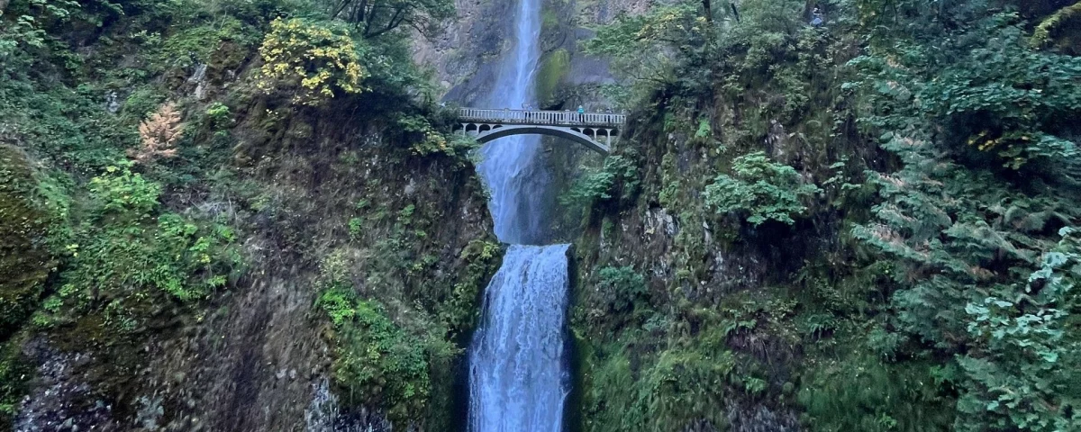 Ein Wasserfall, über dem eine Brücke ist