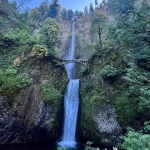 Ein Wasserfall, über dem eine Brücke ist