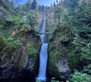 Ein Wasserfall, über dem eine Brücke ist