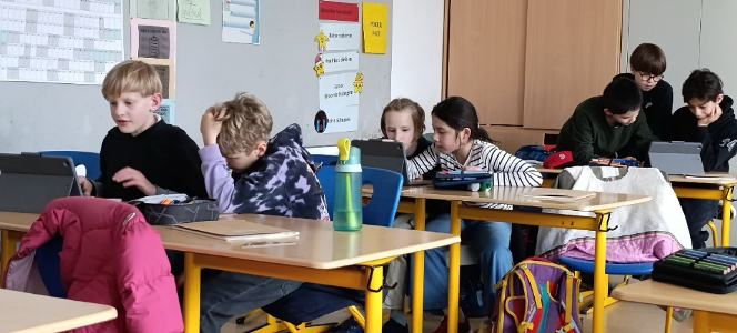 PNG-Bild LaG Ein Klassenzimmer in welchen Schüler*innen mit iPads am arbeiten sind.